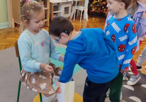 Dziewczynka obchodzi urodziny