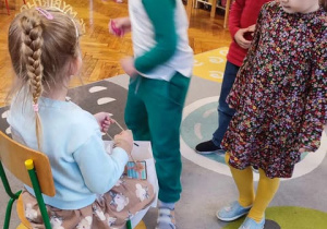 Dziewczynka obchodzi urodziny