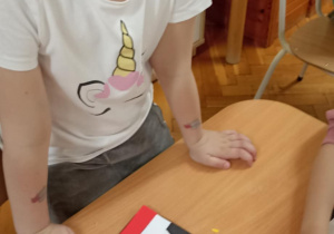 dzieci wyklejają orła