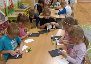 dzieci wyklejają orła
