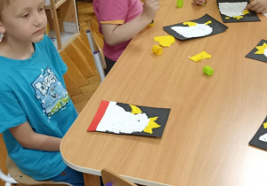 dzieci wyklejają orła