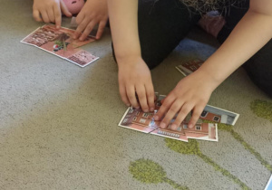 dzieci układają puzzle
