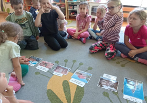 dzieci układają puzzle