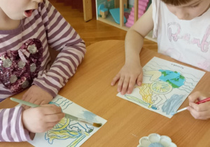 dzieci kolorują syrenkę warszawską