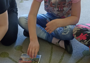 dzieci układają puzzle