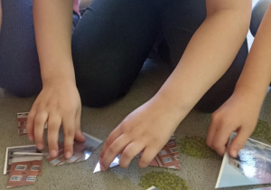 dzieci układają puzzle