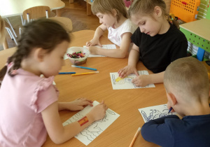 dzieci kolorują syrenkę warszawską