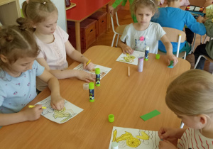 dzieci kolorują syrenkę warszawską