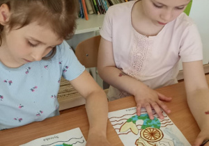 dzieci kolorują syrenkę warszawską