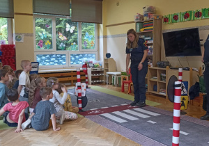 dzieci jadą w samochodzikach