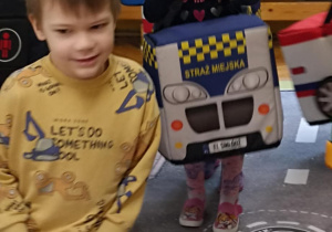 dzieci jadą w samochodzikach