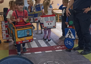 dzieci jadą w samochodzikach