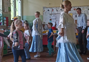 dzieci tańczą
