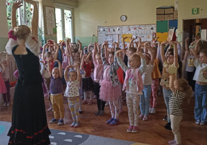 dzieci tańczą