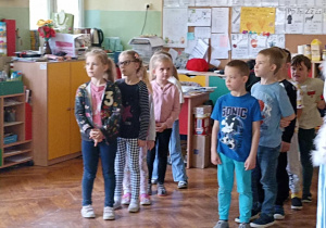 dzieci tańczą