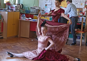 panie tańczą