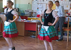 panie tańczą