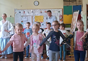 dzieci tańczą