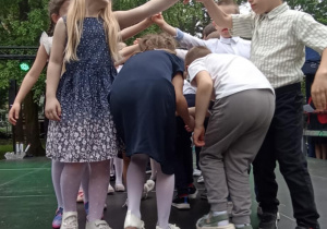 dzieci tańczą na scenie