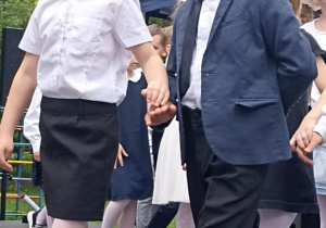 dzieci tańczą poloneza