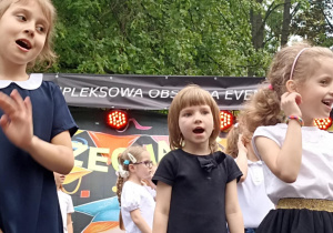 dzieci mówią wierszyk