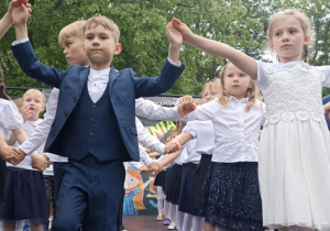 dzieci tańczą poloneza