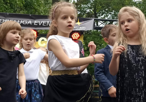 dzieci tańczą poloneza
