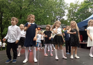 dzieci tańczą na scenie