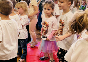 Dzieci bawią się na koncercie