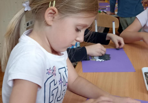 dzieci wyklejają jeża pestkami słonecznnika