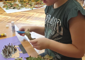 dzieci wyklejają jeża pestkami słonecznnika
