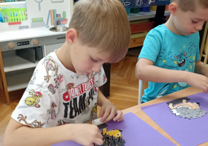dzieci wyklejają jeża pestkami słonecznnika