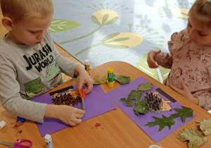 dzieci wyklejają jeża pestkami słonecznnika