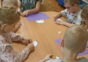 dzieci wyklejają jeża pestkami słonecznnika