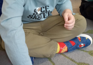 dzieci układają puzzle na dywanie