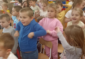 dzieci tańczą