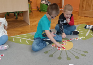 dzieci układają rytmy