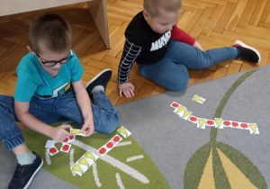 dzieci układają rytmy