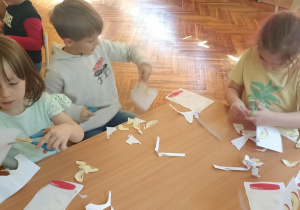 dzieci wycinają przy stole