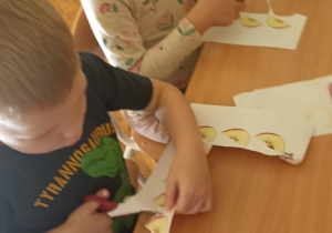 dzieci wycinają przy stole