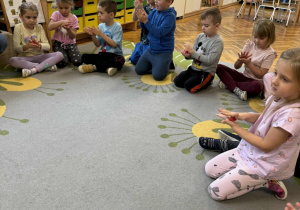 dzieci zwijają kartkę w rękach