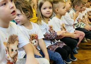 Dzieci słuchają muzyki