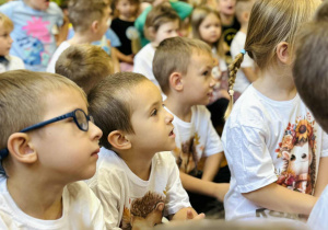 Dzieci słuchają muzyki