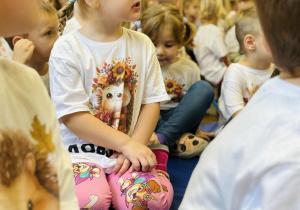 Dzieci słuchają muzyki