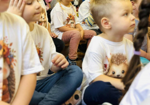 Dzieci słuchają muzyki