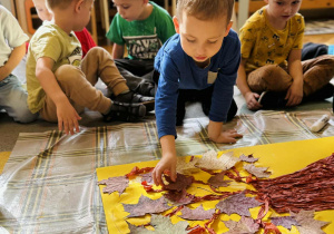 Dzieci doklejają listki