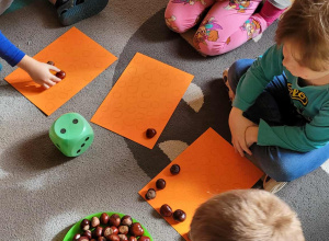 Jesienne zabawy Jeżyków