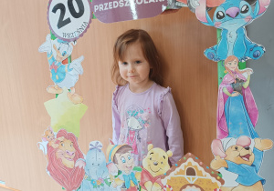 Dziewczynka pozuje