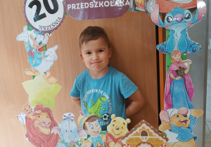 Chłopczyk pozuje
