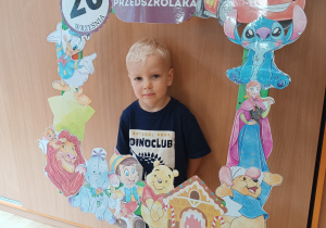 Chłopczyk pozuje